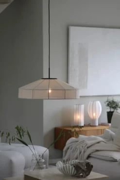 Alia Taklampa Beige