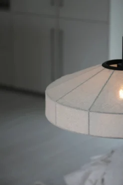 Alia Taklampa Beige