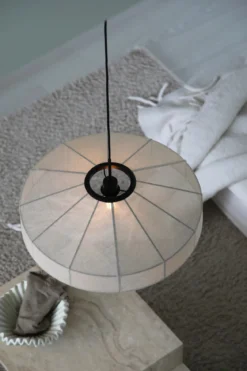 Alia Taklampa Beige