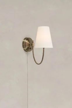 Amar Vägglampa Vit/Mässing