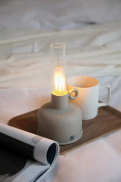 Astrid Uppladdningsbar Bordslampa Greige