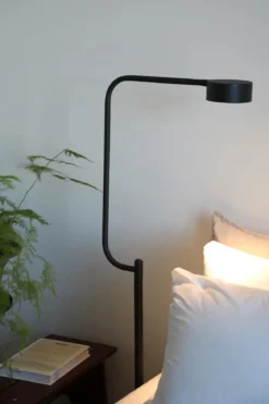 Hugo Golvlampa Svart