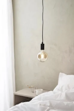 Sky Fönsterlampa Svart